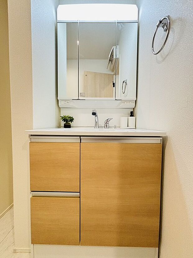 収納力と機能性に優れた、お手入れラクラク洗面化粧台。