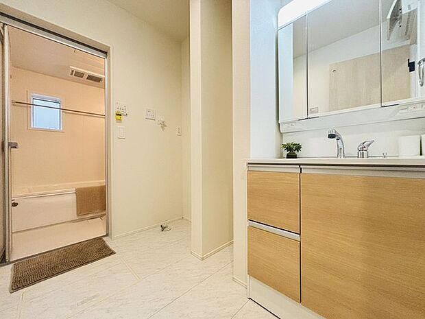 ゆとりの洗面スペースで、朝の身支度もスムーズに。