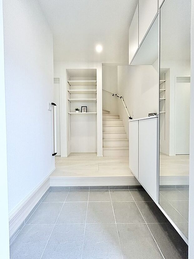 玄関がいつも片づく大容量シューズボックス。