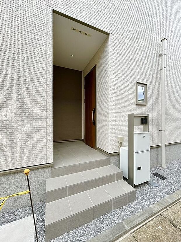 この扉を開けると、新築の木の匂いが待ってます。