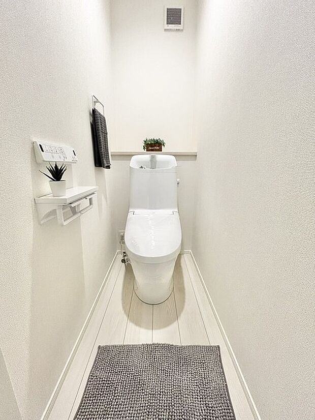 もちろんウォシュレット機能付き。憩いの場としてひそかに注目度の高いお手洗いにもご注目ください。
