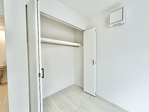 収納力と使い勝手がうれしいウォークインクローゼットがあります