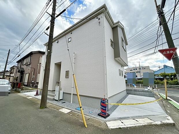 駐車場は2台まで駐車可能。マイカーの車幅もお確かめください。