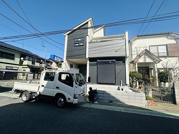 駐車が苦手な方にも嬉しい、前面6m道路に面した住まい。