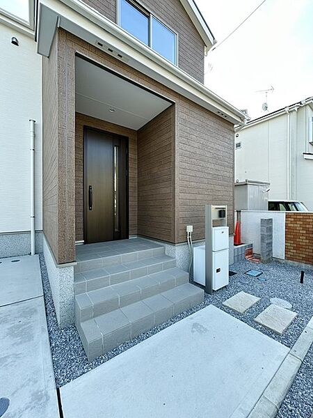 この扉を開けると、新築の木の匂いが待ってます。