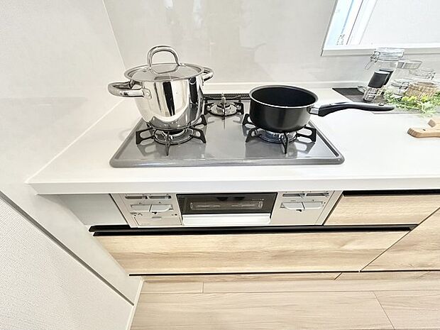 お掃除のしやすいフラットタイプの3口コンロです。
