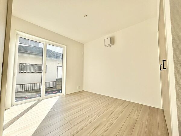 新築の木の匂いのする室内。写真では伝わらないので、ぜひ現地でお確かめください。