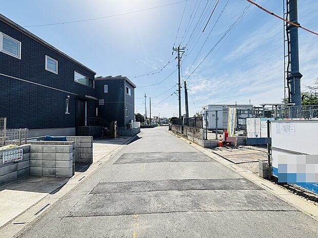 前面道路は歩道も整備され、小さなお子様にも安心です。