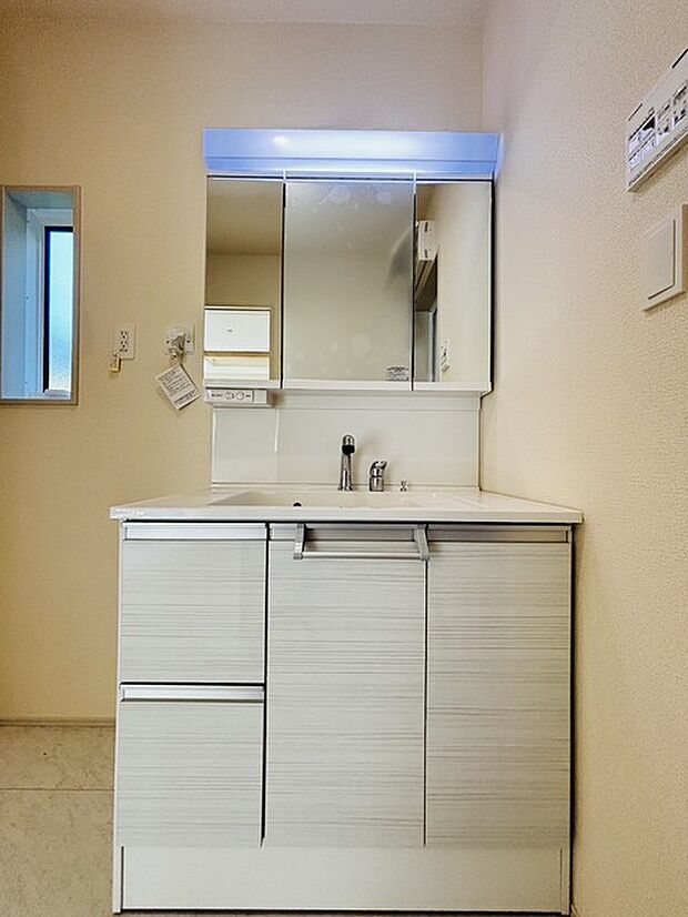 収納力と機能性に優れた、お手入れラクラク洗面化粧台。