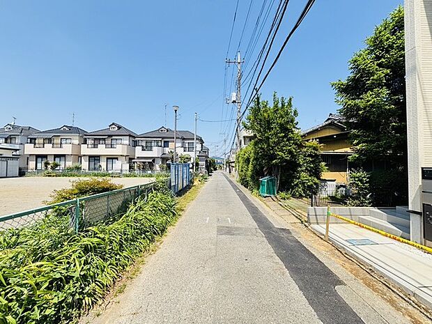 前面道路は歩道も整備され、小さなお子様にも安心です。