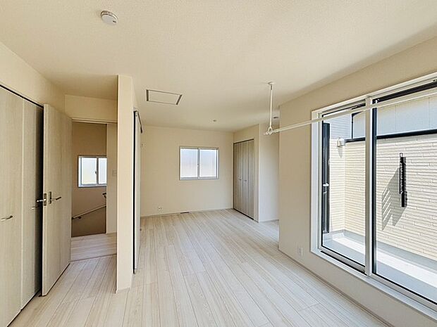 新築の木の匂いのする室内。写真では伝わらないので、ぜひ現地でお確かめください。