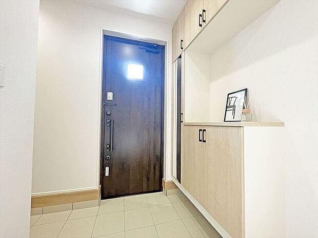 玄関がいつも片づく大容量シューズボックス。