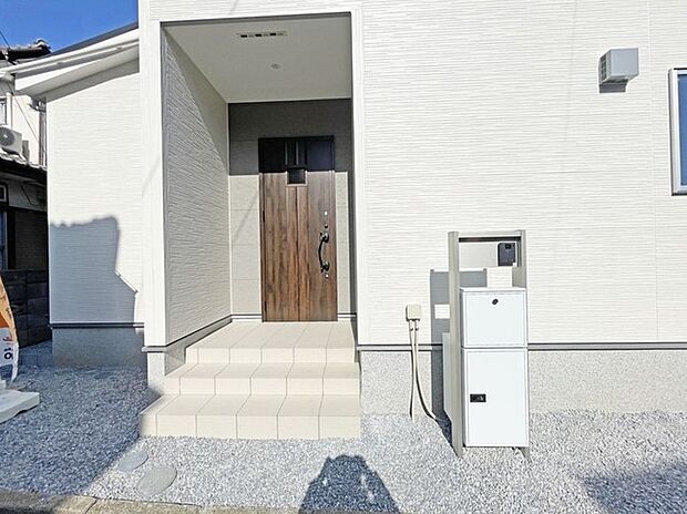 この扉を開けると、新築の木の匂いが待ってます。