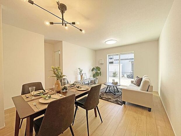 ご家族みんながゆったりくつろげる広々リビング。