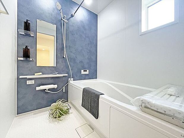 浴室は湿気がたまりやすく、換気扇だけでは心配。。。窓をあければお風呂がカラっと乾きます。