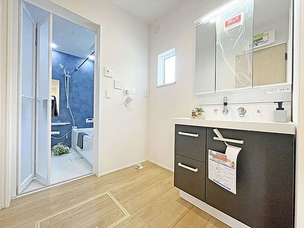 お出かけ前の身だしなみに一歩差がつく三面鏡。