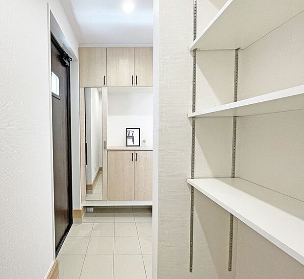 玄関横には土間収納