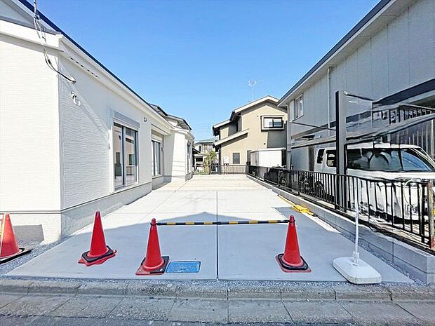 並列2台駐車可能な、ゆとりのカースペースがここに。 