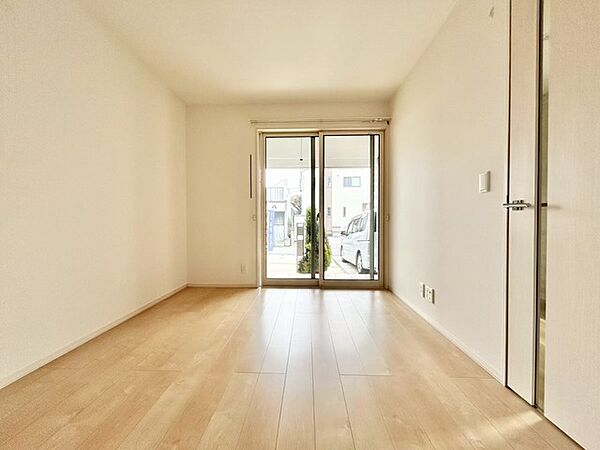 新築の木の匂いのする室内。写真では伝わらないので、ぜひ現地でお確かめください。