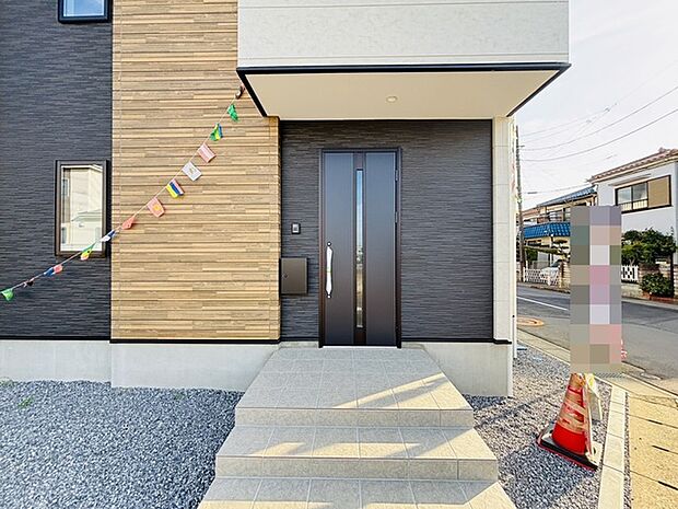 ポーチのついた新築分譲物件。玄関の印象はいかがでしょうか？入口からご覧ください。 