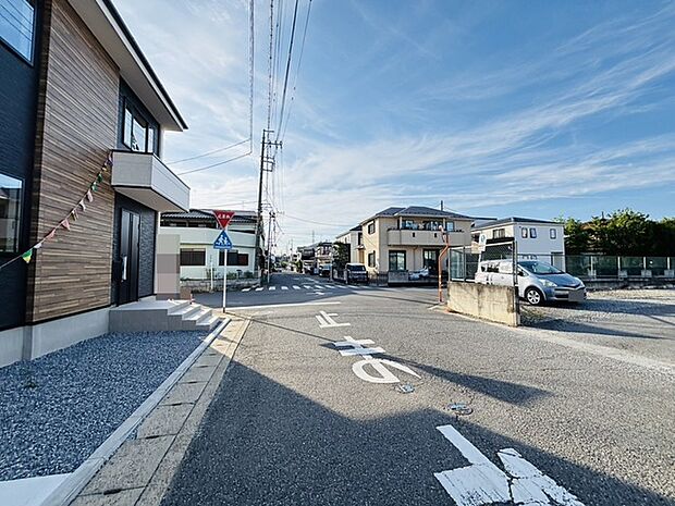 道路は6ｍほどになると駐車の際の停めやすさがかなり違ってきます。 