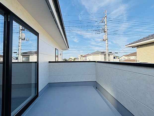 南向きバルコニーでお洗濯ものはいつもカラッと乾きます。 