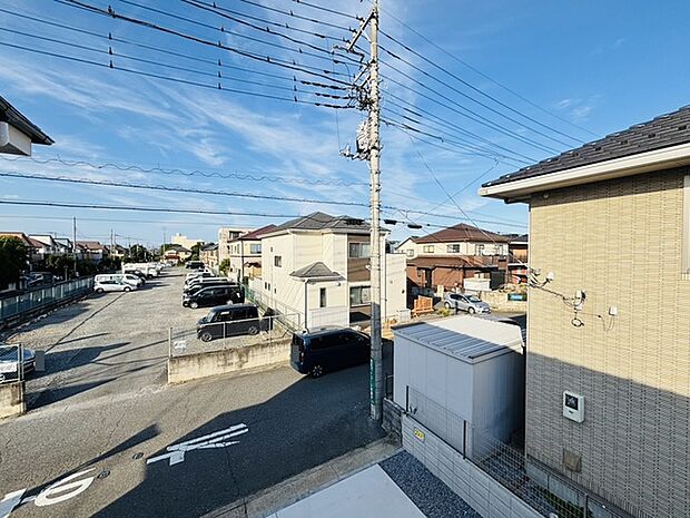 住宅街の中の一戸建て、あたりはほとんど住宅です。 