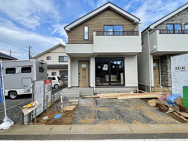 足場が外れて、スッキリした外観が見えてきました。