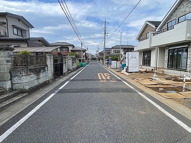 住民の方が主に利用する交通量少なめの道路に面してます。