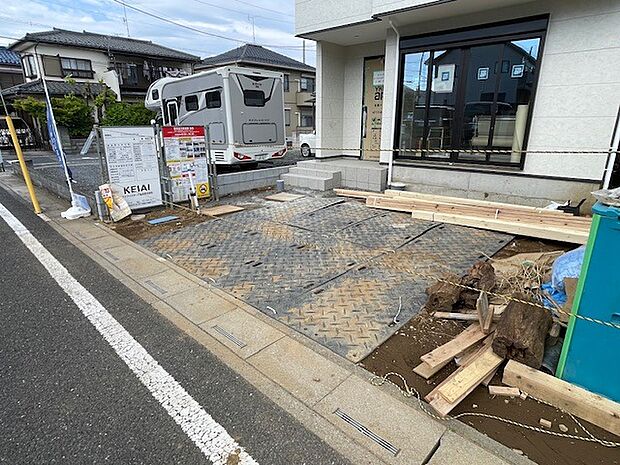 並列2台駐車可能な、ゆとりのカースペースがここに。
