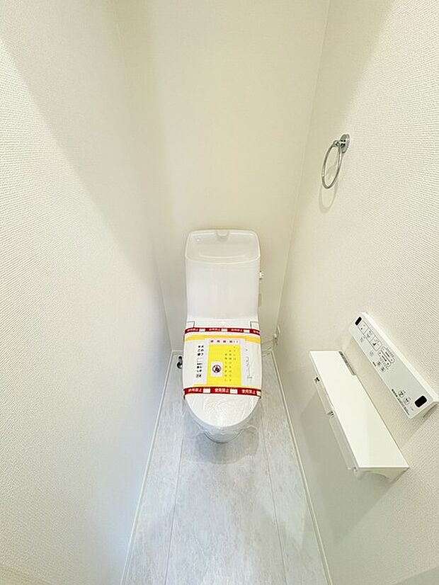 お掃除らくらく。便座脇の操作盤をなくした、リモコンタイプのお手洗い。