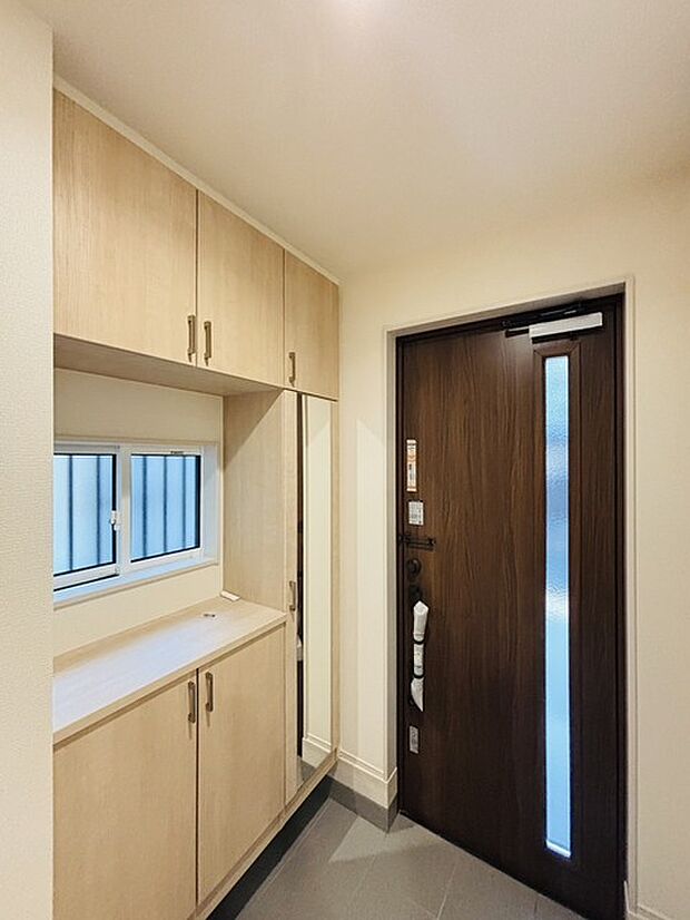 誰も住んだことのない家の玄関スペース。あたらしい木のにおいを感じていただけると思います。