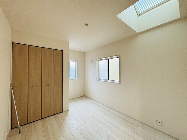 日照の取りづらい北側のお部屋には天窓を設置してあり、天井からの間接的な採光が見込めるようになっています。