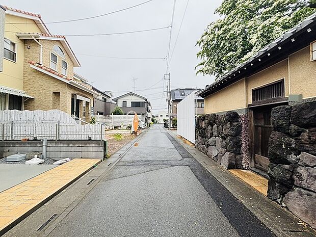 前面道路は歩道も整備され、小さなお子様にも安心です。