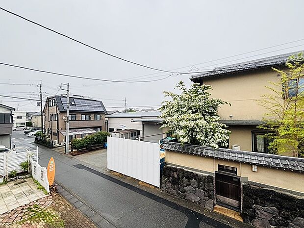 車の通りも少ない閑静な住宅地。子育てにも、第二の人生にも。