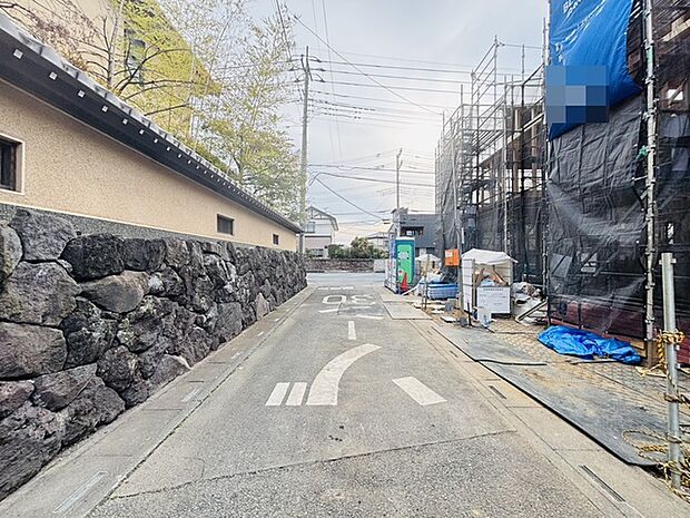 幅員こそやや狭くても、その分交通量が少なくて安心。