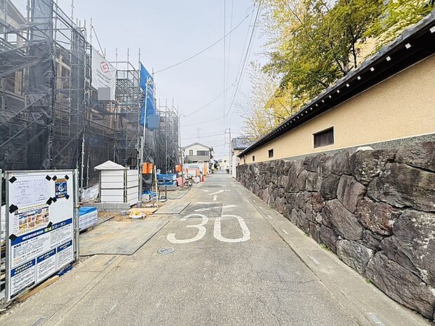 幅員の狭い道ですが、車通りの少ない住宅街に立地してます。