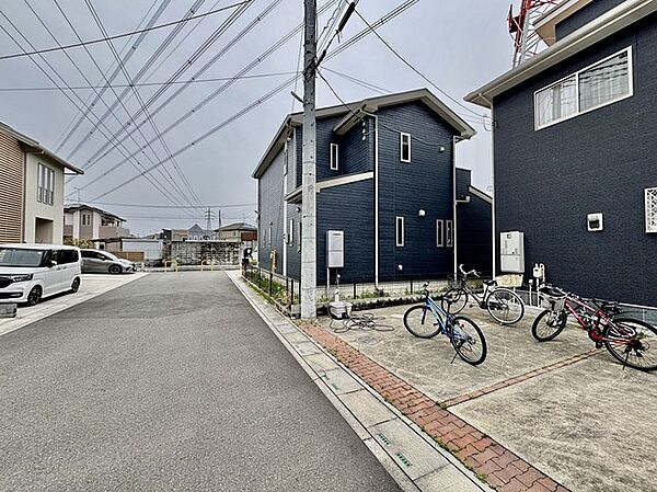 車通りの少ない閑静な住宅地、のびのびした子育てに適します。