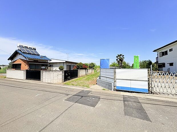 幹線道路から1本入った現地は、想像以上に静かに感じられます。