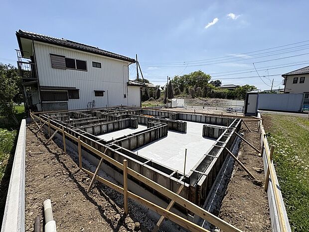 住民の方が主に利用する交通量少なめの道路に面してます。