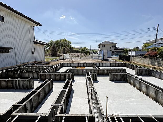 車通りの少ない閑静な住宅地、のびのびした子育てに適します。