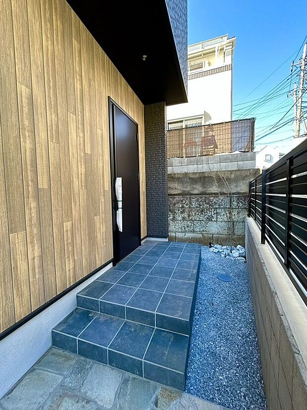 この扉を開けると、新築の木の匂いが待ってます。 