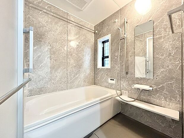 一日の疲れを癒す浴室は、広々1坪以上。 