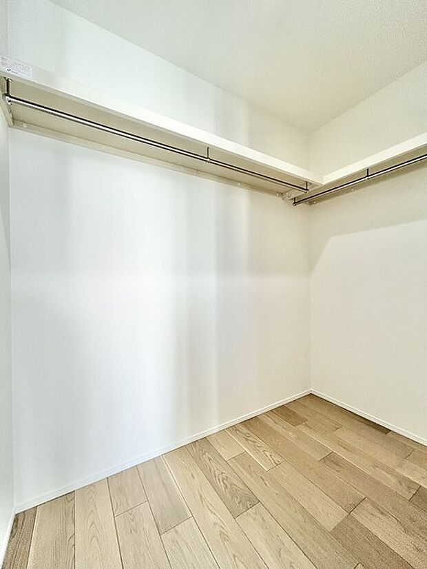 収納力と使い勝手がうれしいウォークインクローゼットがあります 