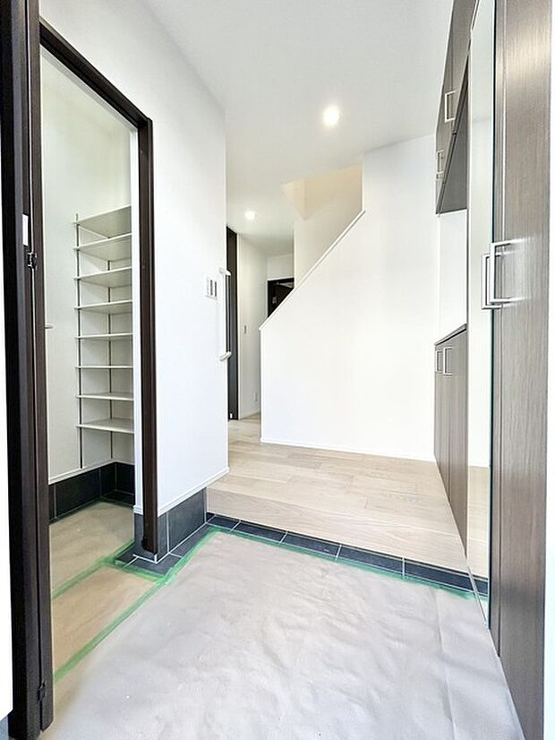さっと物がしまえる共用部分の収納、新生活で大活躍するでしょう。 