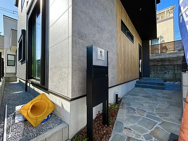 季節のお花を少し楽しむくらいなら、このお庭で十分かも。 