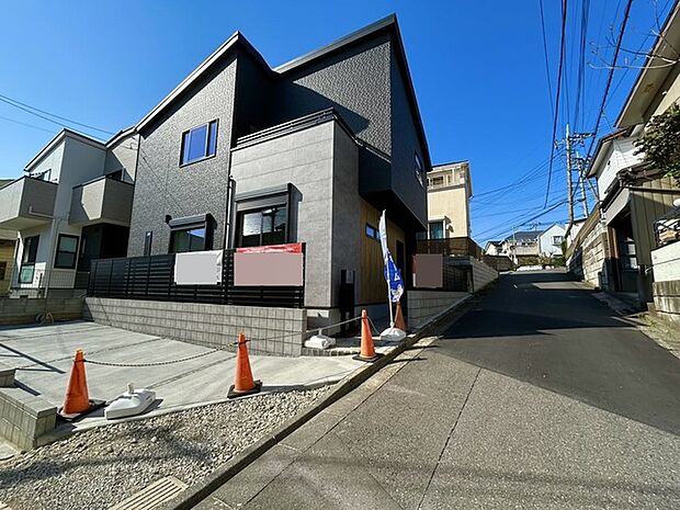 幹線道路から1本入った現地は、想像以上に静かに感じられます。 