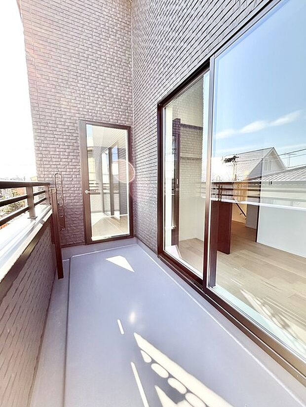 らくらくお洗濯を助ける広いバルコニー。 