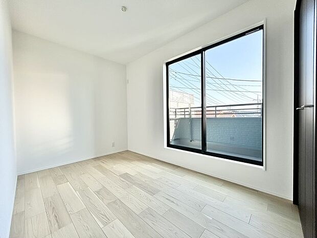 大きな窓から明るい日差しが差し込みます。