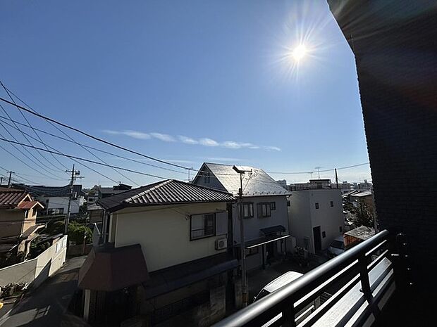 幹線道路から1本入った現地は、想像以上に静かに感じられます。 